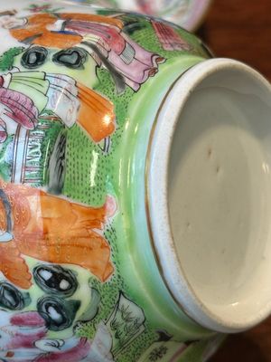 A pair of Chinese Canton famille rose cups and saucers, 19th C. — photo 10