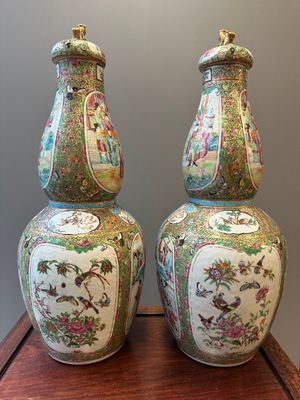 A pair of Chinese Canton famille rose double gourd vases and covers, 19th C. — photo 2
