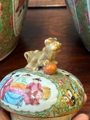 A pair of Chinese Canton famille rose double gourd vases and covers, 19th C. — photo 6