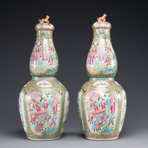 A pair of Chinese Canton famille rose double gourd vases and covers, 19th C. — photo 3