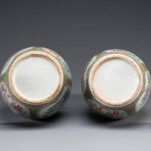 A pair of Chinese Canton famille rose double gourd vases and covers, 19th C. — photo 6