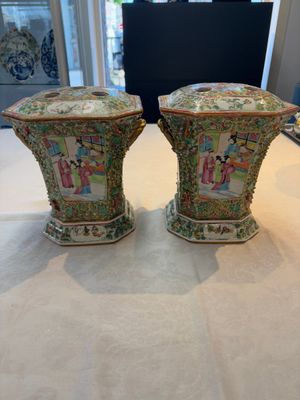 A pair of Chinese Canton famille rose flower holders and covers with figural design, 19th C. — photo 1