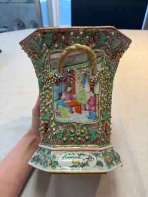 A pair of Chinese Canton famille rose flower holders and covers with figural design, 19th C. — photo 11