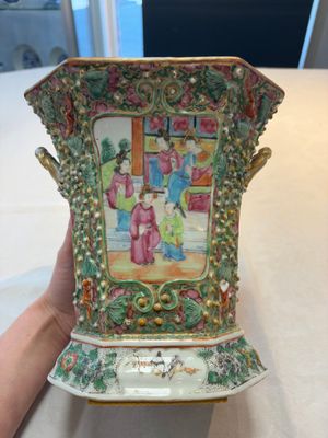 A pair of Chinese Canton famille rose flower holders and covers with figural design, 19th C. — photo 12
