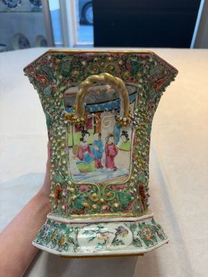 A pair of Chinese Canton famille rose flower holders and covers with figural design, 19th C. — photo 13
