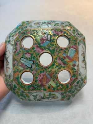 A pair of Chinese Canton famille rose flower holders and covers with figural design, 19th C. — photo 16