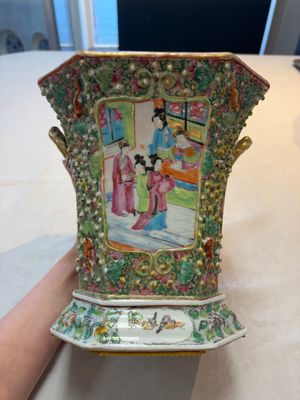 A pair of Chinese Canton famille rose flower holders and covers with figural design, 19th C. — photo 2