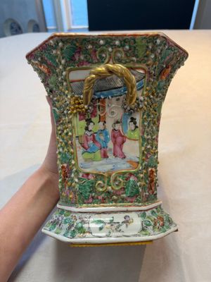 A pair of Chinese Canton famille rose flower holders and covers with figural design, 19th C. — photo 3