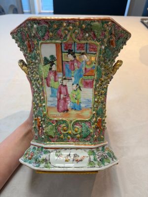 A pair of Chinese Canton famille rose flower holders and covers with figural design, 19th C. — photo 4