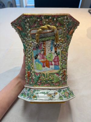 A pair of Chinese Canton famille rose flower holders and covers with figural design, 19th C. — photo 5