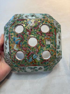 A pair of Chinese Canton famille rose flower holders and covers with figural design, 19th C. — photo 8