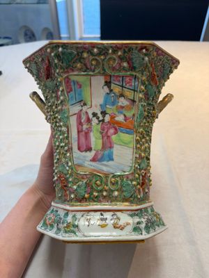 A pair of Chinese Canton famille rose flower holders and covers with figural design, 19th C. — photo 10