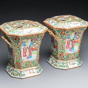 A pair of Chinese Canton famille rose flower holders and covers with figural design, 19th C. — photo 1
