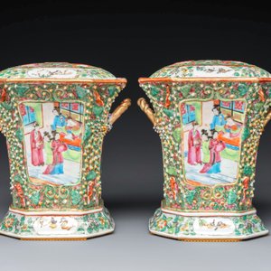 A pair of Chinese Canton famille rose flower holders and covers with figural design, 19th C. — photo 2