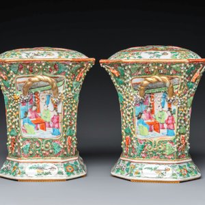 A pair of Chinese Canton famille rose flower holders and covers with figural design, 19th C. — photo 3
