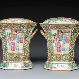 A pair of Chinese Canton famille rose flower holders and covers with figural design, 19th C. — photo 4