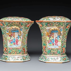 A pair of Chinese Canton famille rose flower holders and covers with figural design, 19th C. — photo 5