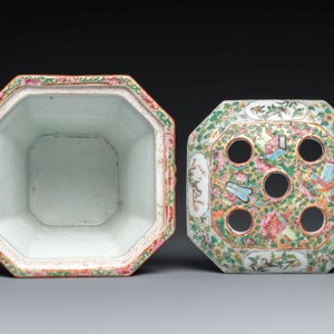 A pair of Chinese Canton famille rose flower holders and covers with figural design, 19th C. — photo 6
