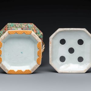 A pair of Chinese Canton famille rose flower holders and covers with figural design, 19th C. — photo 7