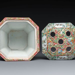 A pair of Chinese Canton famille rose flower holders and covers with figural design, 19th C. — photo 8