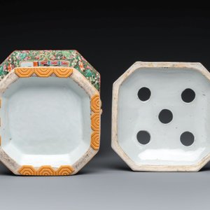 A pair of Chinese Canton famille rose flower holders and covers with figural design, 19th C. — photo 9