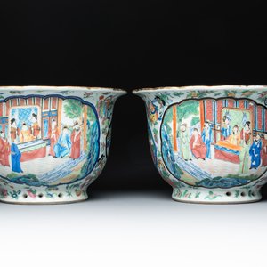 A pair of Chinese Canton famille rose jardinières with narrative design, 19th C. — 照片 1