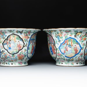 A pair of Chinese Canton famille rose jardinières with narrative design, 19th C. — 照片 2