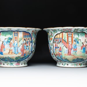 A pair of Chinese Canton famille rose jardinières with narrative design, 19th C. — 照片 3