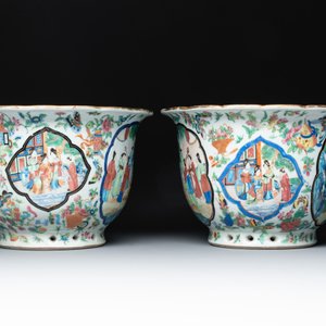 A pair of Chinese Canton famille rose jardinières with narrative design, 19th C. — 照片 4