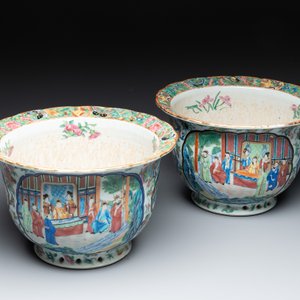 A pair of Chinese Canton famille rose jardinières with narrative design, 19th C. — 照片 5