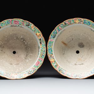 A pair of Chinese Canton famille rose jardinières with narrative design, 19th C. — 照片 6