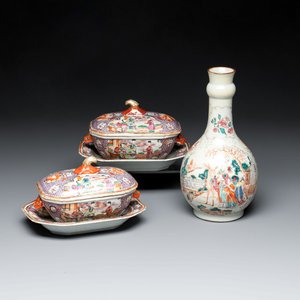 A pair of Chinese Canton famille rose 'mandarin subject' covered tureens and stands and a vase, Qianlong — photo 1