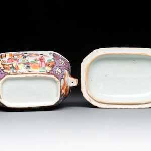 A pair of Chinese Canton famille rose 'mandarin subject' covered tureens and stands and a vase, Qianlong — photo 14
