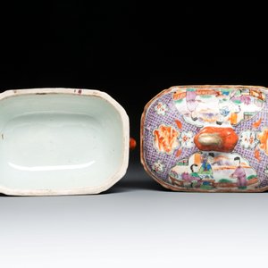 A pair of Chinese Canton famille rose 'mandarin subject' covered tureens and stands and a vase, Qianlong — photo 15