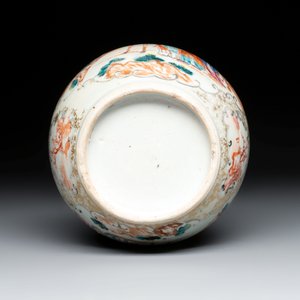 A pair of Chinese Canton famille rose 'mandarin subject' covered tureens and stands and a vase, Qianlong — photo 7