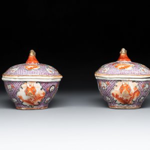 A pair of Chinese Canton famille rose 'mandarin subject' covered tureens and stands and a vase, Qianlong — photo 10
