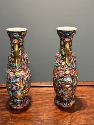 A pair of Chinese Canton famille rose 'mandarin subject' vases with floral relief design, Qianlong — 照片 2
