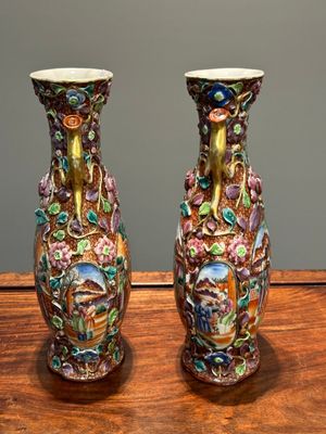 A pair of Chinese Canton famille rose 'mandarin subject' vases with floral relief design, Qianlong — 照片 4