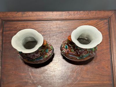 A pair of Chinese Canton famille rose 'mandarin subject' vases with floral relief design, Qianlong — 照片 5