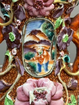 A pair of Chinese Canton famille rose 'mandarin subject' vases with floral relief design, Qianlong — 照片 7