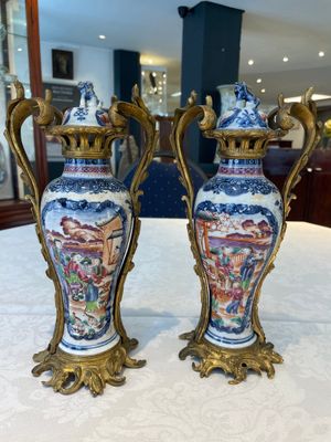 A pair of Chinese Canton famille rose 'mandarin subject' vases with gilt bronze mounts, Qianlong — foto 1