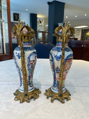 A pair of Chinese Canton famille rose 'mandarin subject' vases with gilt bronze mounts, Qianlong — foto 2