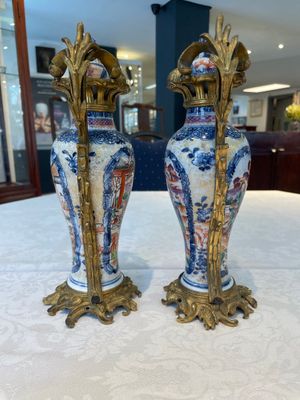 A pair of Chinese Canton famille rose 'mandarin subject' vases with gilt bronze mounts, Qianlong — foto 4