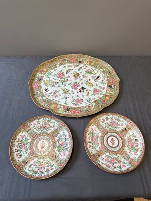 A pair of Chinese Canton famille rose monogrammed plates and a large '100 butterflies' tray, 19th C. — photo 1