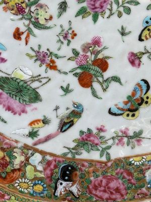 A pair of Chinese Canton famille rose monogrammed plates and a large '100 butterflies' tray, 19th C. — photo 18