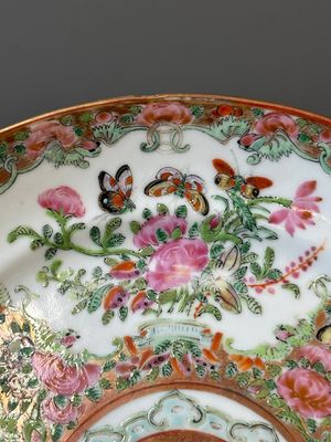 A pair of Chinese Canton famille rose monogrammed plates and a large '100 butterflies' tray, 19th C. — photo 5