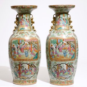 A pair of Chinese Canton famille rose on celadon ground vases, 19th C. — 照片 1