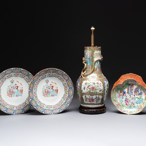 A pair of Chinese Canton famille rose plates, a vase and a shell-form dish, 19th C. — photo 1
