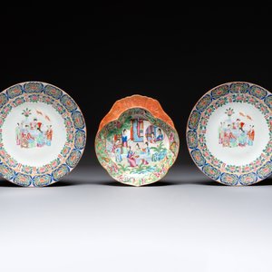 A pair of Chinese Canton famille rose plates, a vase and a shell-form dish, 19th C. — photo 2