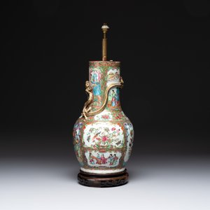 A pair of Chinese Canton famille rose plates, a vase and a shell-form dish, 19th C. — photo 4